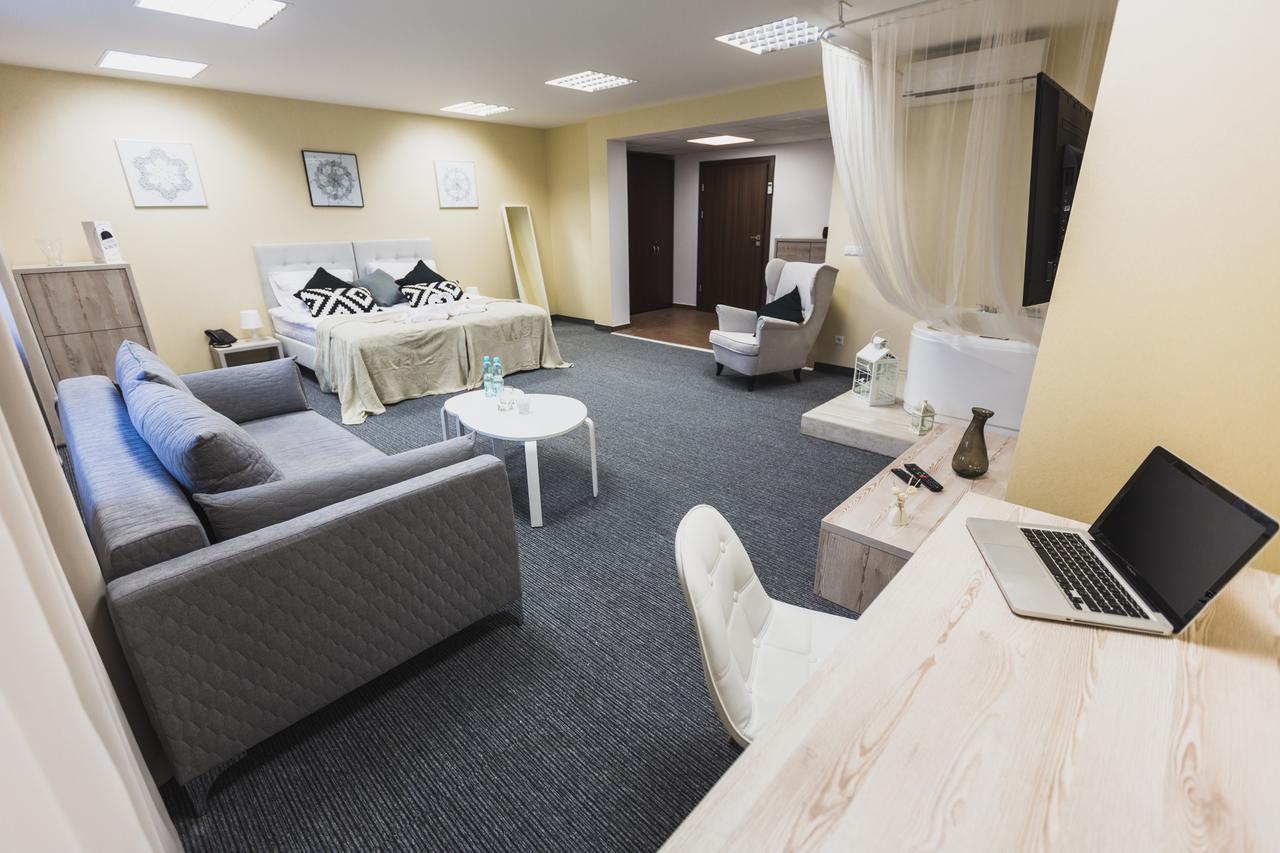 Czarno Na Bialym Hotel Krakow Ngoại thất bức ảnh