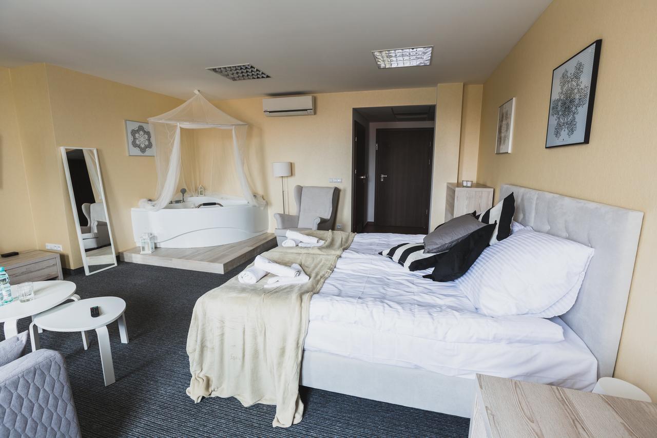 Czarno Na Bialym Hotel Krakow Ngoại thất bức ảnh